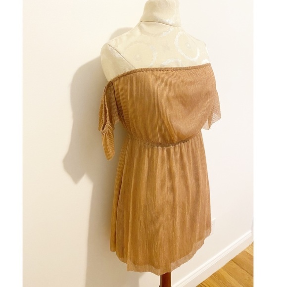 NWT Kimchi Blue Off The Shoulder Rose Gold Dress Holiday Party Size Small - Picture 6 of 13